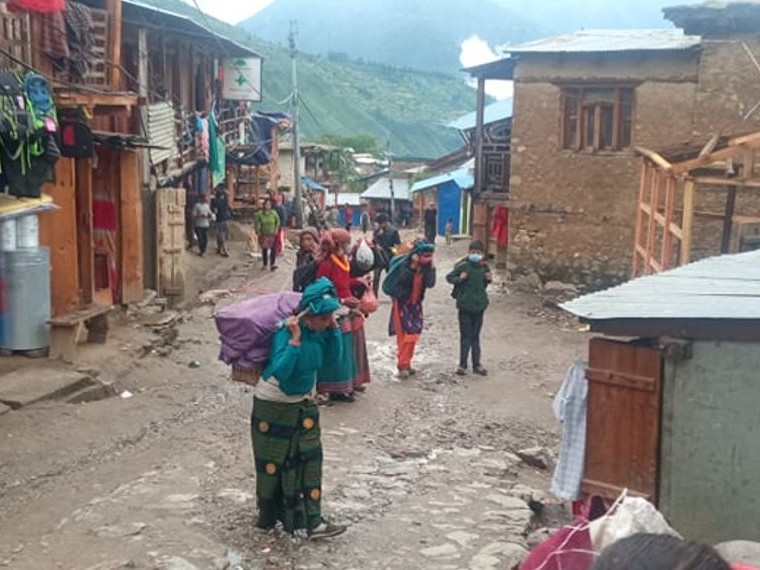 हुम्लामा घण्टौं पैदल हिँडेर टमाटर बिक्री गर्दै...